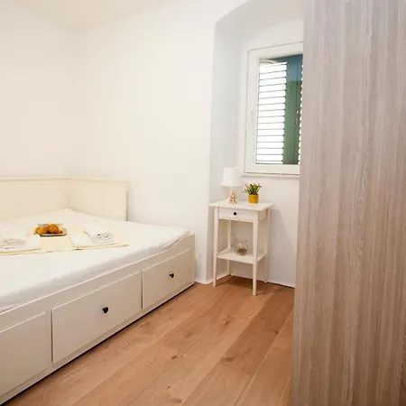 Slavuj Square Apartman